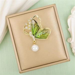 Broche Papillon aux Ailes Translucides et perle blanche Couleur Vert