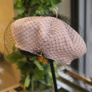 Béret pour femmes design exclusif Avec perle d'abeille rose