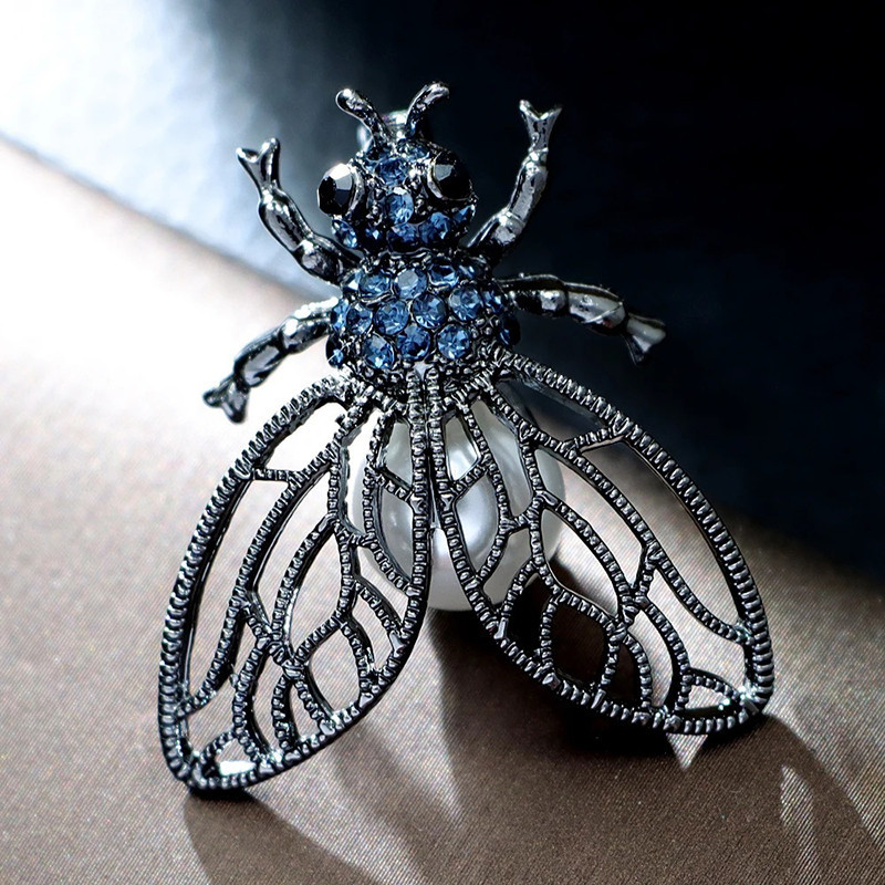 Gothic Majesty Bee Brooch - Elegant & Mysterious Jewelry