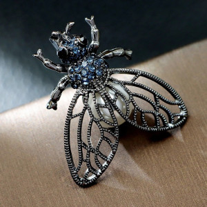 Gothic Majesty Bee Brooch - Elegant & Mysterious Jewelry