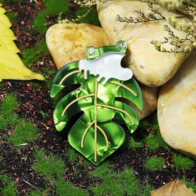 Elegant Tropical Frog Brooch | Unique Nature-Themed Jewelry