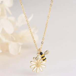 Daisy Sparkle Bee Necklace | Elegant Gold Bee Jewelry Gift