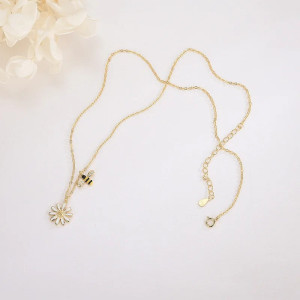 Daisy Sparkle Bee Necklace | Elegant Gold Bee Jewelry Gift