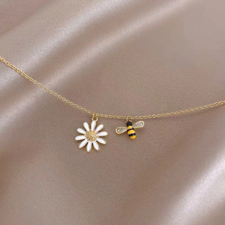 Daisy Sparkle Bee Necklace | Elegant Gold Bee Jewelry Gift