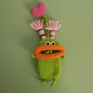Funny Love Frog Crochet Keychain