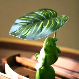 Frog with Leaf Umbrella Statue – Cute Zen Garden Decor