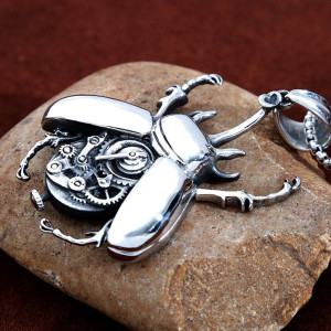 Steampunk Scarab Pendant in Steel – Symbolic Mechanical Jewelry