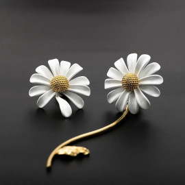 Détails Boucles d'oreilles marguerite asymétriques