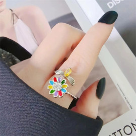 L'abeille qui butine une fleur colorée  bague tournante anti-stress