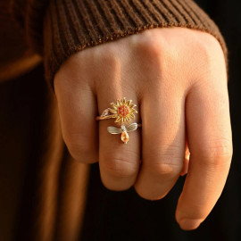 L'abeille qui butine un tournesol : bague tournante anti-stress