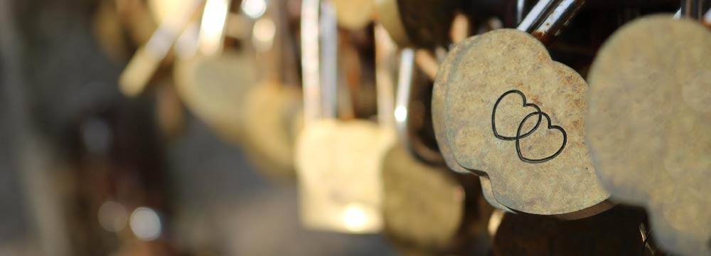 Bee keychain: clever metal gift, natural & useful